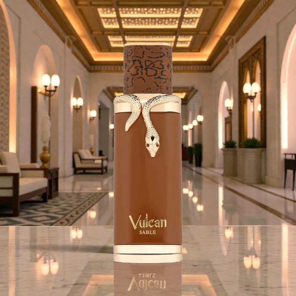 Parfum unisex Vulcan Sable de la French Avenue 100ml, flacon cilindric maro ciocolatiu cu ornament auriu în formă de șarpe.